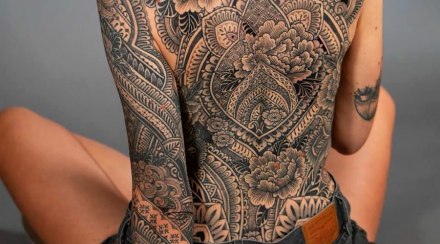 La séquence de lignes noires dans le tatouage ornemental