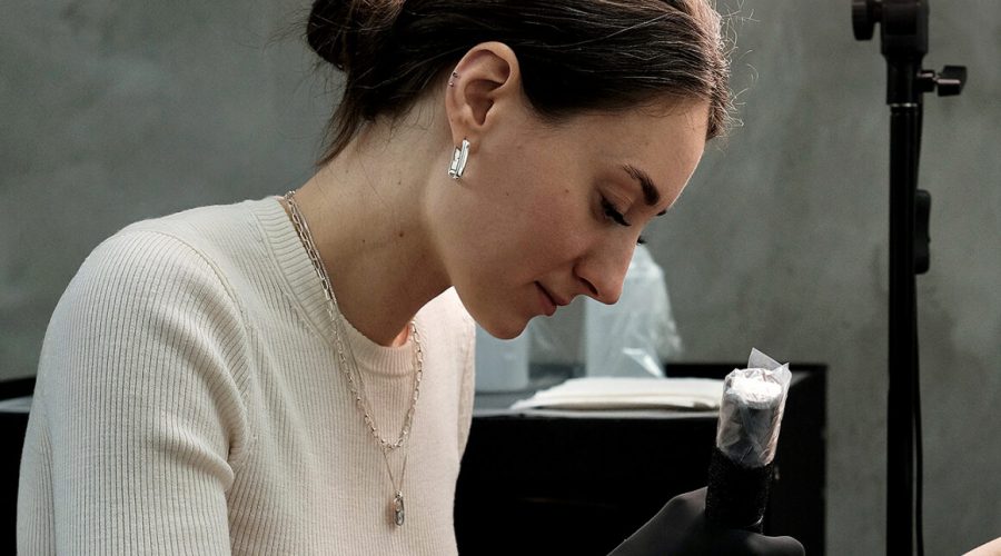 Les tatouages botaniques de ligne fine d'Asya Teryaeva