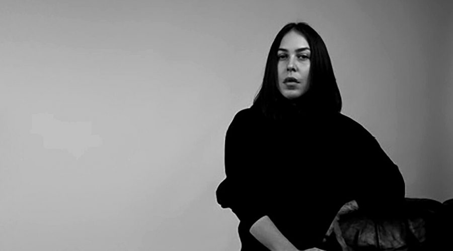 La langue de simmétrie en tatouages ornementaux noirs par Lena Burlai