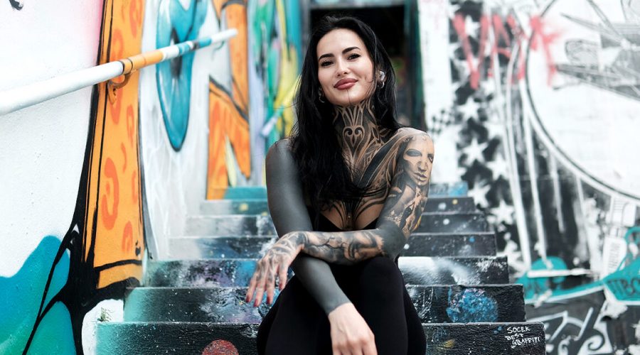 Ezgi aşıkoğlu, entre les tatouages noirs-n-gris et les tatouages de couleur pour gagner le meilleur