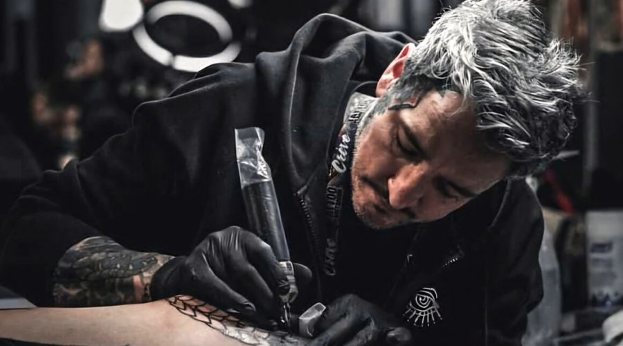 Les tatouages de Ghis Melou, audacieux, simples, solides et contrastés.
