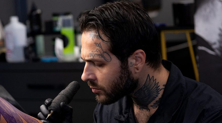 Mustafa Corbaci : histoires permanentes sur la peau dans le réalisme noir et gris
